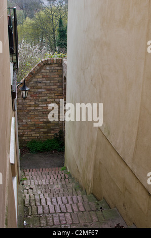 Treppe zwischen zwei Häusern führt bis auf die rückseitige Eingänge Stockfoto