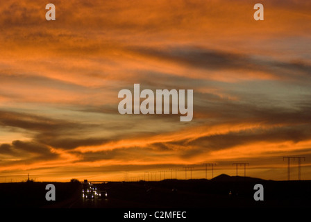 Sonnenuntergang, Los Angeles, Las Vegas Autobahn. Stockfoto