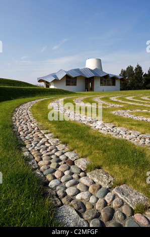 Neuer Garten an Maggie's Centre Dundee. Landschaftsgestaltung von Arabella Lennox-Boyd. Skulptur von Antony Gormley. Stockfoto