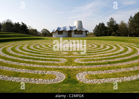 Neuer Garten an Maggie's Centre Dundee. Landschaftsgestaltung von Arabella Lennox-Boyd. Skulptur von Antony Gormley. Stockfoto