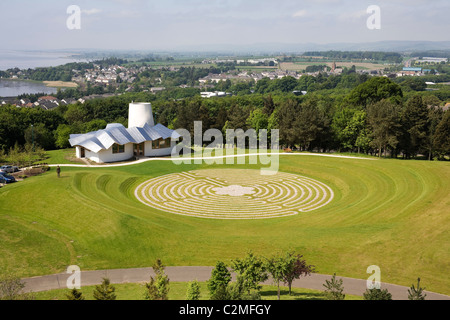 Neuer Garten an Maggie's Centre Dundee. Landschaftsgestaltung von Arabella Lennox-Boyd. Skulptur von Antony Gormley. Stockfoto