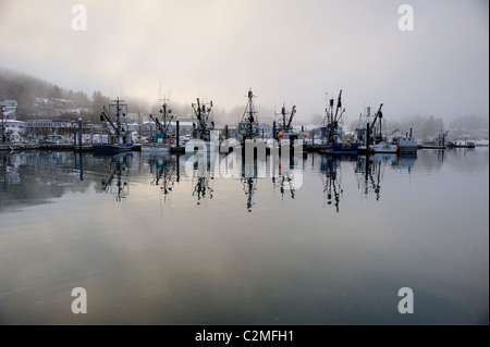 Angelboote/Fischerboote ankern in Cordova, Alaska spiegeln sich in dem ruhigen Wasser der Bootshafen. Stockfoto
