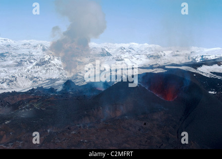 Ausbrechenden Vulkan Eyjafjallajokull und neu gebaute Schlackenkegel, Southern Island Stockfoto