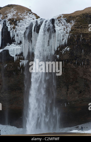 Wasserfall Seljalandsfoss im Schnee, mit gefrorenem Wasser als Eis, Southern Island Stockfoto