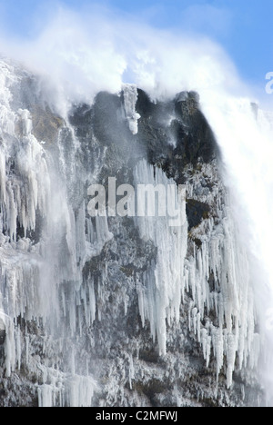 Wasserfall Seljalandsfoss im Schnee, mit gefrorenen Wasserfall Details, Southern Island Stockfoto