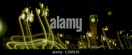 Panoramablick auf London in der Nacht mit Big Ben und den Houses of Parliament angesehen vom Südufer der Themse. Stockfoto