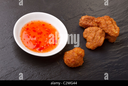 Pakora und Sweet Chili DIP-Sauce auf dunklen grauen Schiefer Hintergrund. Stockfoto