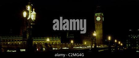 Panoramablick auf London in der Nacht mit Big Ben und den Houses of Parliament angesehen vom Südufer der Themse. Stockfoto