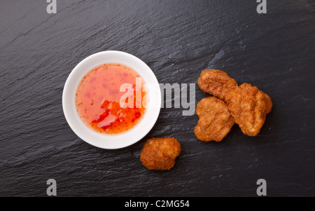 Pakora und Sweet Chili DIP-Sauce auf dunklen grauen Schiefer Hintergrund. Stockfoto