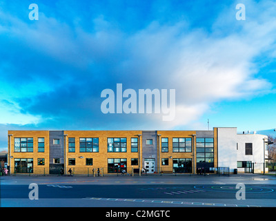 Alles in allem äußere Höhe, Grün-Ende-Grundschule, Manchester Stockfoto