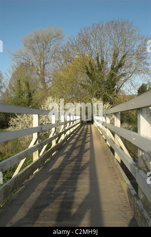 Fußgängerbrücke über den Fluß Cuckmere, das malerische Dorf Touristenort in der South Downs National Park. Stockfoto