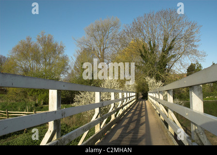 Fußgängerbrücke über den Fluß Cuckmere, das malerische Dorf Touristenort in der South Downs National Park. Stockfoto