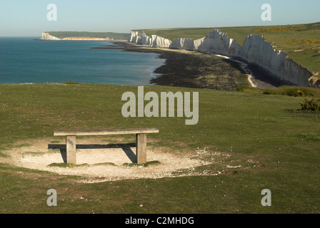 Eine Klippe Top Sitz schauen heraus über den sieben Schwestern in den South Downs National Park in East Sussex. Stockfoto