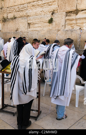 Chassidische orthodoxe Juden an der Klagemauer in Jerusalem Stockfoto ...