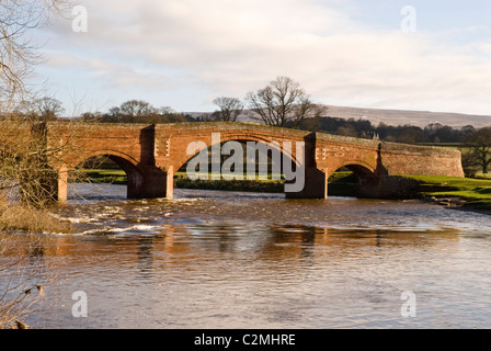 Steinbrücke über den Fluss Stockfoto