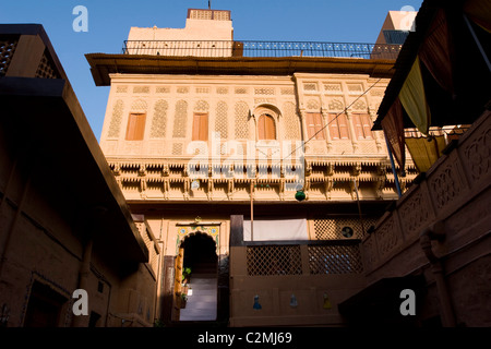Singhvi Haveli, Jodhpur, Rajasthan, Indien, ist ein 400 Jahre altes Stadthaus und dient heute als ein bescheidenes Hotel. Stockfoto