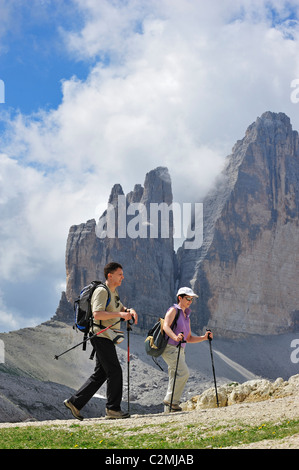 Bergwanderer vor die erodierte Gipfel der Tre Cime di Lavaredo / Drei Zinnen, Dolomiten, Italien Stockfoto