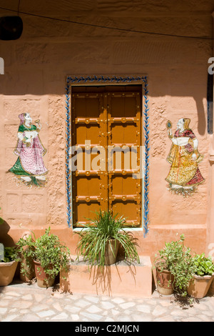 Tür zu einem Raum in den Singhvi Haveli, Jodhpur, Rajasthan, Indien Stockfoto