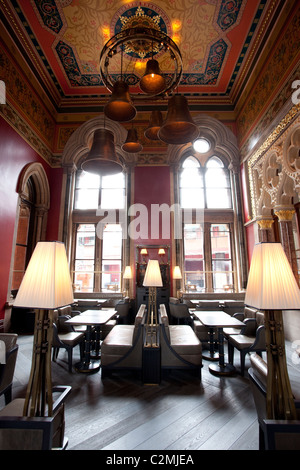 Bar Lounge-Bereich im Restaurant Gilbert Scott ehemaliger Wartesaal in St Pancras station, London, UK. Foto: Jeff Gilbert Stockfoto