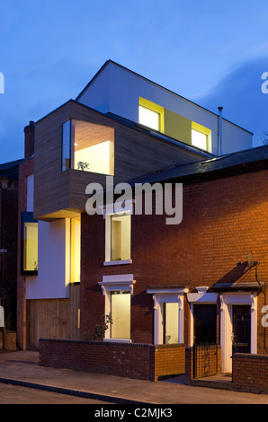 Straßenansicht der Zero-Carbon-Haus in der Dämmerung. Stockfoto