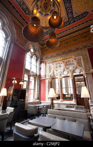 Bar Lounge-Bereich im Restaurant Gilbert Scott ehemaliger Wartesaal in St Pancras station, London, UK. Foto: Jeff Gilbert Stockfoto