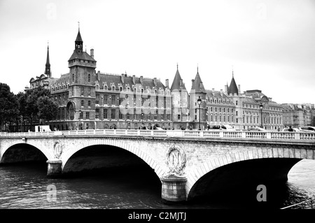 Brücke Pont au Change und Conciergerie in Paris Stockfoto