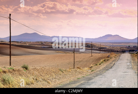 Kastilien-la Mancha, Weg durch die Landschaft in der Nähe von Mora. Stockfoto