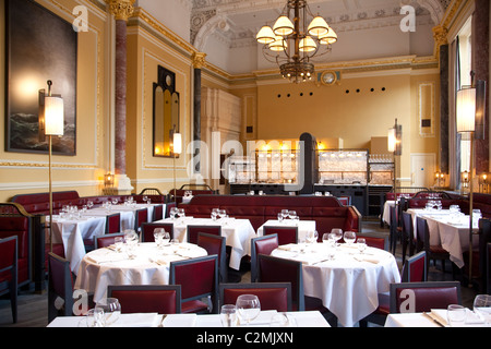 Haupt-Speisesaal in Gilbert Scott Restaurant St Pancras Hotel, London, Vereinigtes Königreich. Foto: Jeff Gilbert Stockfoto