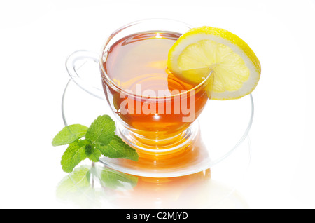 Tee in Tasse mit Blatt Minze isoliert auf weißem Hintergrund Stockfoto