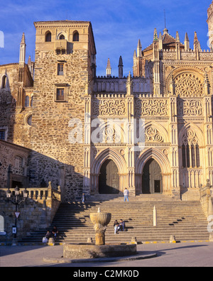 Extremadura, Guadelupe, Kathedrale aus dem 15. Jahrhundert und Monasterio de Santa Maria de Guadalupe. Stockfoto