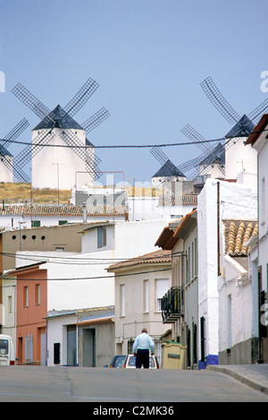 Kastilien-la Mancha, Campo de Criptana, Blick auf die Windmühlen von der Stadt entfernt. Stockfoto