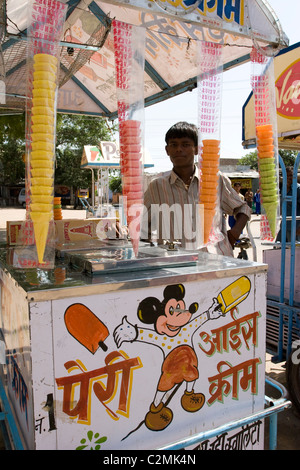 Ice Cream Stand in Mandore, die alte Hauptstadt der Rathore Könige von Jodhpur. Stockfoto