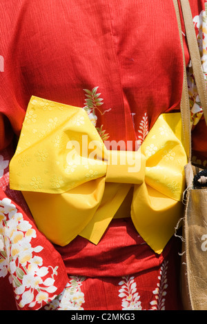 Furisode Kimono, getragen von einer unverheirateten Frau in Kyoto, Japan Stockfoto