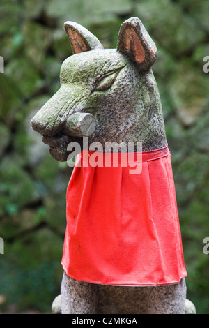 Kitsune oder Messenger Füchse, die ein Symbol des Reichtums in Fushimi Inari Schrein, Kyoto, Japan Stockfoto