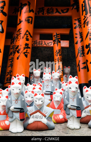 Kitsune oder Messenger Füchse, die ein Symbol des Reichtums in Fushimi Inari Schrein, Kyoto, Japan Stockfoto