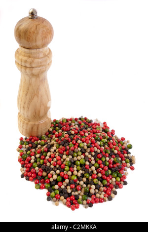 Pfeffermühle und bunte Pfefferkörner auf weißem Hintergrund Stockfoto