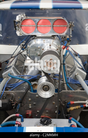 Kompressor und Aufnahme oben auf sitzt oben auf eine leistungsstarke große Kapazität V8 Drag-Racing-Motor mit Riemenantrieb Stockfoto