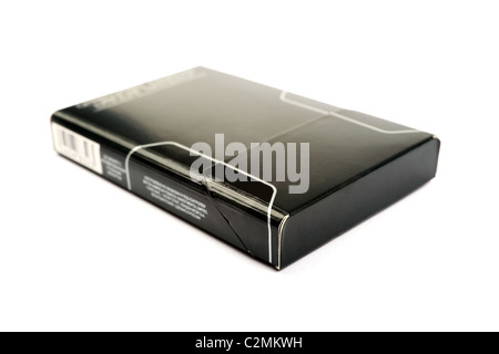 Schwarze Packung Zigaretten isoliert auf weißem Hintergrund. Stockfoto