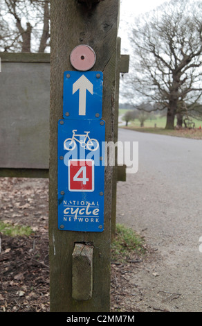 National Cycle Network Zeichen auf einem Pfosten im Richmond Park, Richmond, Surrey, UK. Stockfoto