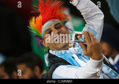 Ein Argentinien Förderer ein Bild von sich selbst auf der Tribüne vor dem WM-Fußball-match zwischen Mexiko und Argentinien. Stockfoto