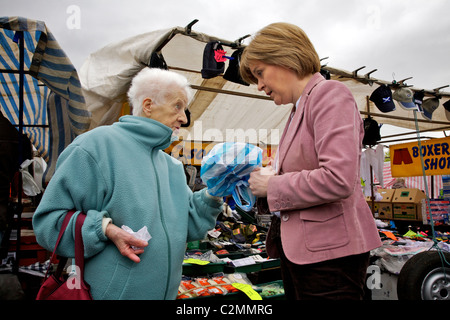 Nicola Sturgeon (rechts), Scottish National Party (SNP) stellvertretender Vorsitzender, hört lokale eine Frau bei der Werbetätigkeit in Govan. Stockfoto