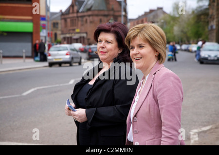 Nicola Sturgeon (rechts), Scottish National Party (SNP) stellvertretender Vorsitzender, Kampagnen mit dem Schauspieler Elaine C Smith. Stockfoto