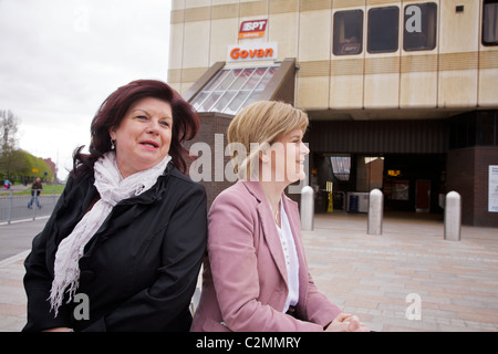 Nicola Sturgeon (rechts), Scottish National Party (SNP) stellvertretender Vorsitzender, Kampagnen mit dem Schauspieler Elaine C Smith. Stockfoto