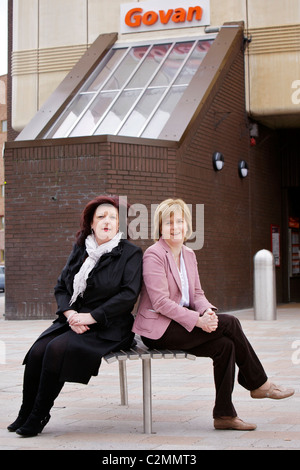 Nicola Sturgeon (rechts), Scottish National Party (SNP) stellvertretender Vorsitzender, Kampagnen mit dem Schauspieler Elaine C Smith. Stockfoto