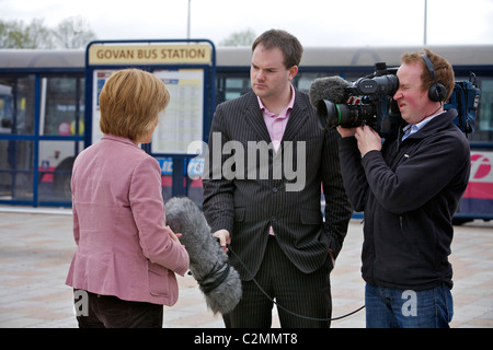 Nicola Sturgeon (links), Scottish National Party (SNP) stellvertretender Vorsitzender, wird für das Fernsehen interviewt. Stockfoto