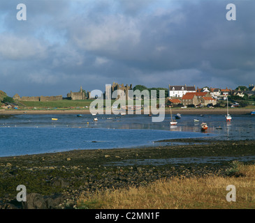 Lindisfarne Priory und Dorf, Holy Island, Northumberland, England. Stockfoto