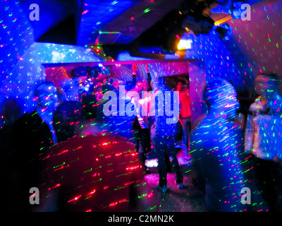 Paris, Frankreich, Medium Group People, Gay Men Dance Floor in Gay Night Club, 'L'Insolite' Night, Lichteffekte, Gay Disco Tanzszenen Stockfoto