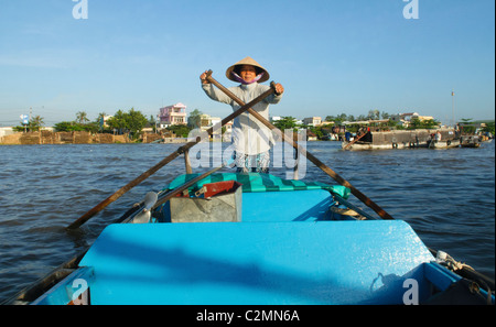 Vietnamesischen Verkäufer ihr Ruderboot bei Cai Rang schwimmende Markt im Mekong-Delta in Vietnam Stockfoto