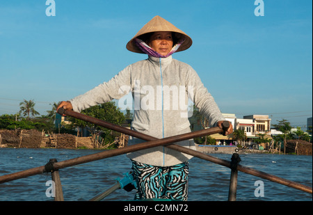 Vietnamesischen Verkäufer ihr Ruderboot bei Cai Rang schwimmende Markt im Mekong-Delta in Vietnam Stockfoto