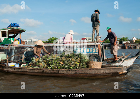 Früchte und Zutaten gekauft und verkauft in Cai Rang schwimmende Markt im Mekong-Delta in Vietnam Stockfoto